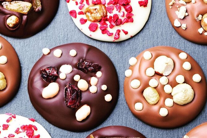 1.5h Belgian Chocolate Workshop in Brussels (bean to bar) - Shaping mendiants with toppings