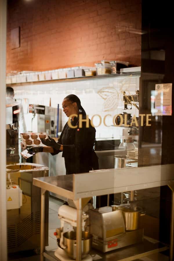 AFRIKOA Bean-to-Bar Chocolate Experience - Buying gifts after the session
