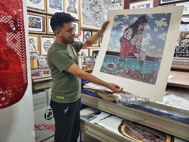 Art Workshops and Chocolate Shops Tour in Oaxaca - Finding historical details along the route
