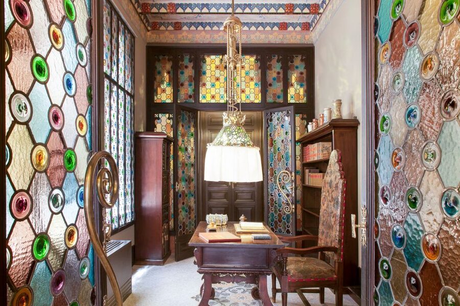 Barcelona: Casa Amatller Guided Visit with Chocolate Gift - Meeting your guide at Passeig de Gràcia 41