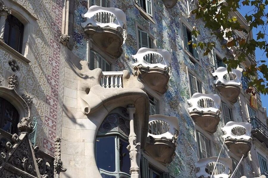 Barcelona: Casa Batlló, La Pedrera, & Chocolate Tasting Tour - Who should book this experience