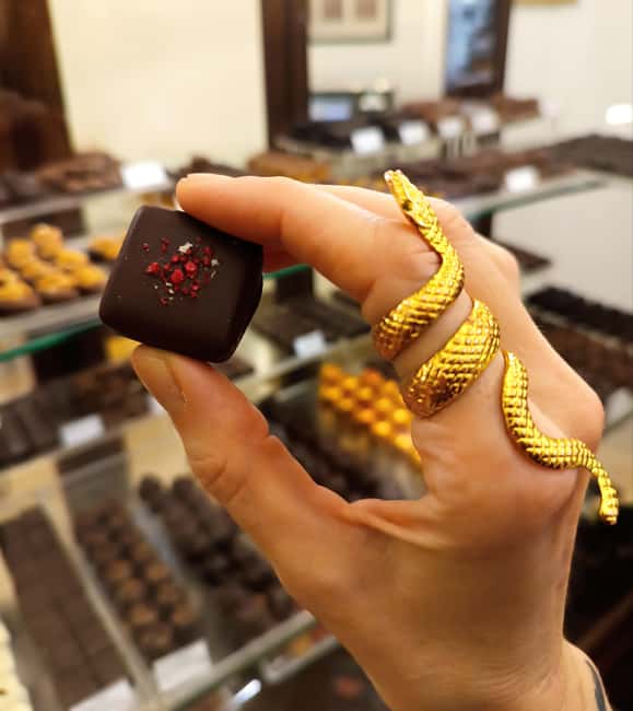 Barcelona: Delicious Chocolate walking tour - Walking through the Gothic Quarter and Born