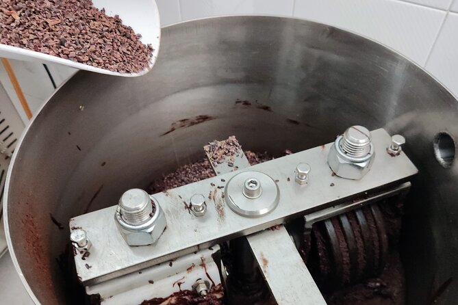 Become a chocolatier for a day, in Modica raw chocolate - Tasting raw chocolate and noticing flavor notes