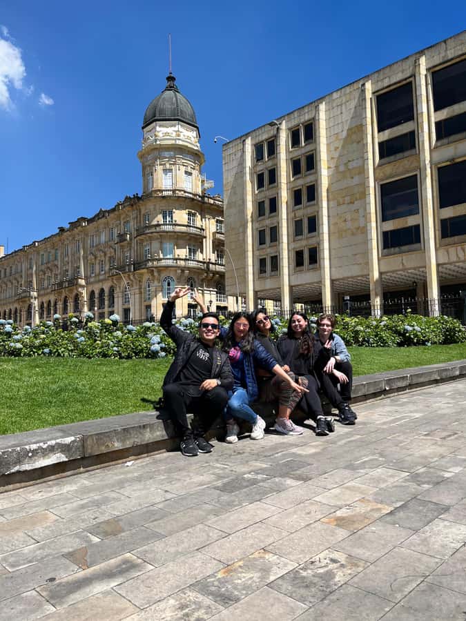 Bogotá: Candelaria Tour with Cacao and Coffee Workshop - Making your own latte art