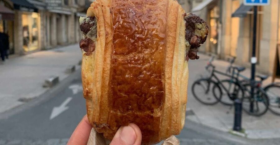 Bordeaux: Chocolate and Pastry Food Tasting Tour - Short walks through Bordeaux’s old center