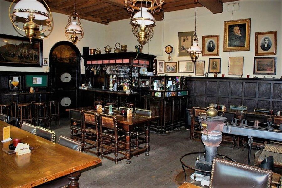 Bruges Beer and Chocolate Walking Tour - Entering the Straffe Hendrick brewery