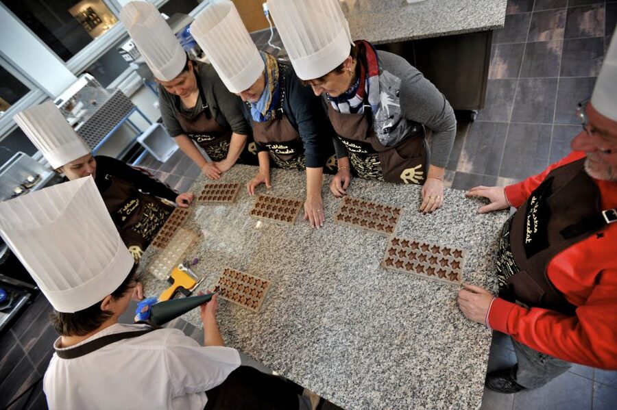 Bruges: Chocolate Making Workshop and Chocolate Museum Entry - The workshop versus the museum