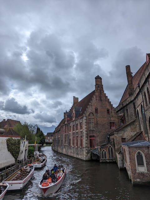 Bruges: Walking Tour with Hot Chocolate & Chocolate Tasting - Why chocolate is a smart way to see Bruges