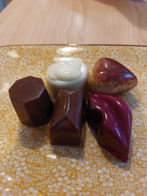 Bruges: Walking Tour with Hot Chocolate & Chocolate Tasting - Meeting at Fnac in the city center
