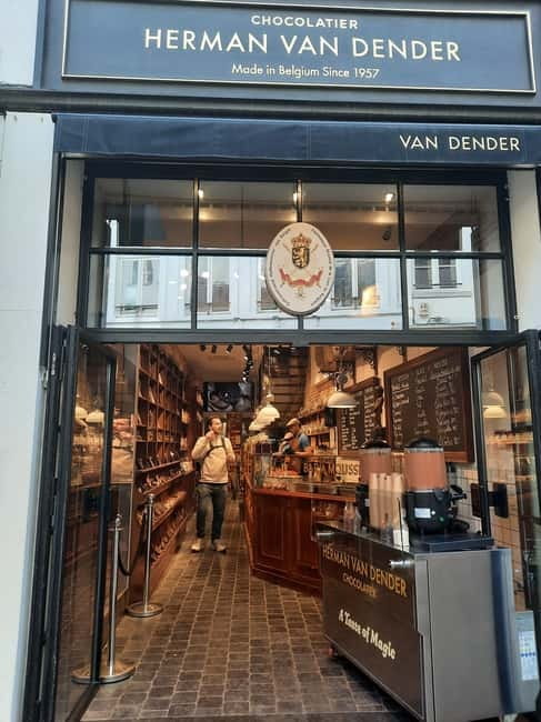 Brussels: 2.5-hour private tour to discover Belgian chocolate - Four to five chocolatiers, not one long factory visit