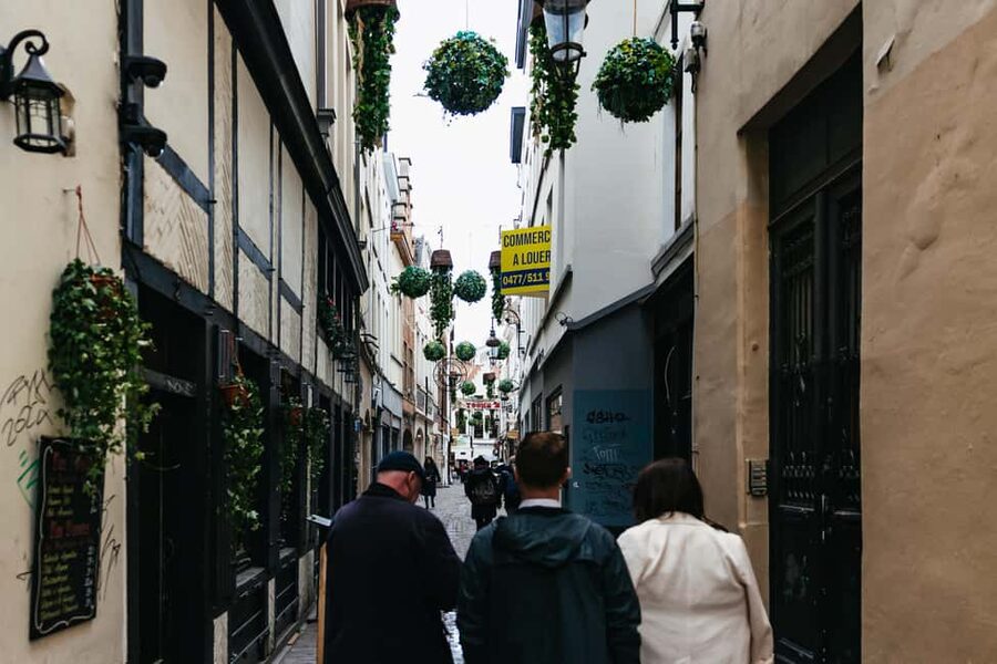 Brussels: Beer Tour with 6 Beers and 3 Chocolate Tastings - Pace, Group Mood, and Drinking Responsibly
