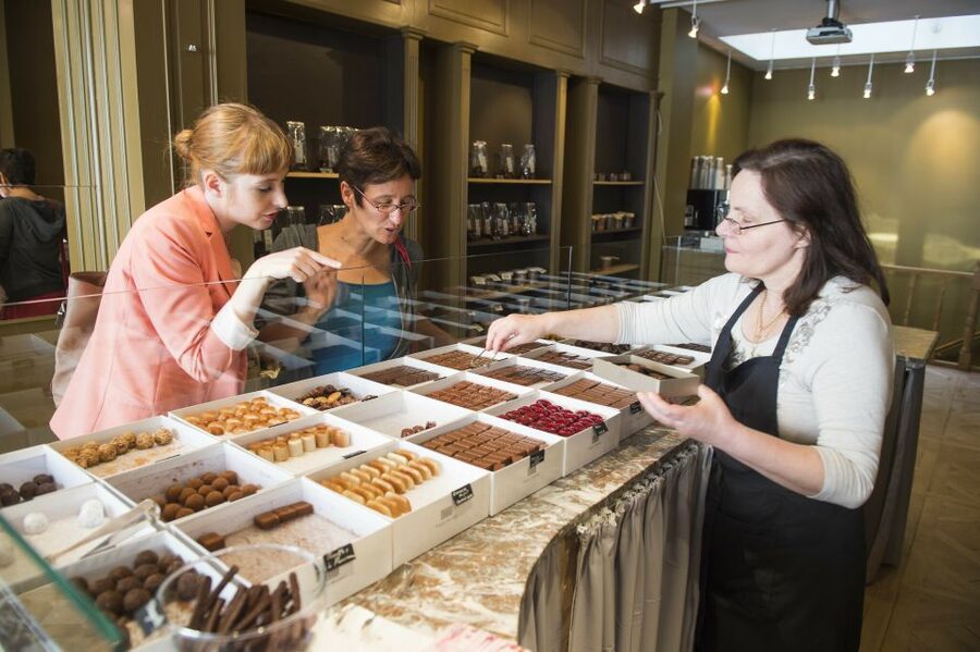 Brussels: Belgian Chocolate Tasting Tour - Language choice can change the whole experience