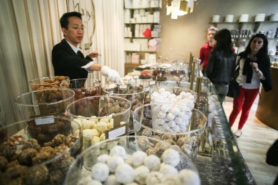 Brussels: Chocolate Appreciation and Tasting Walking Tour - Five shops, eight tastings, and plenty of variety