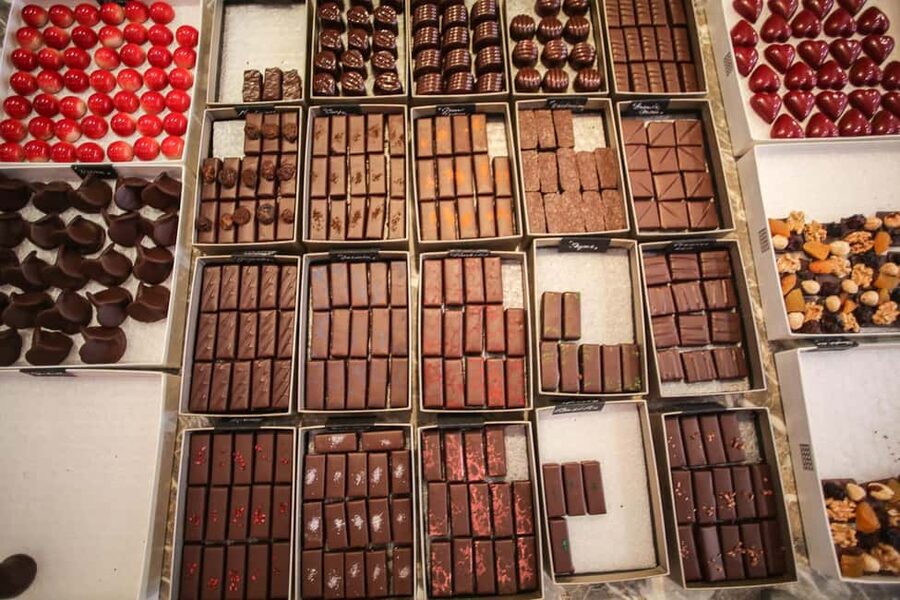 Brussels: Chocolate Appreciation and Tasting Walking Tour - Walking from the galleries to Grand Place