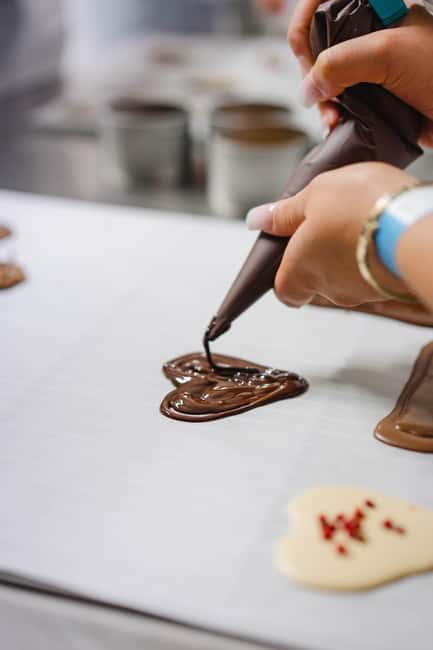 Brussels Chocolate Workshop - The praline demonstration includes two active places