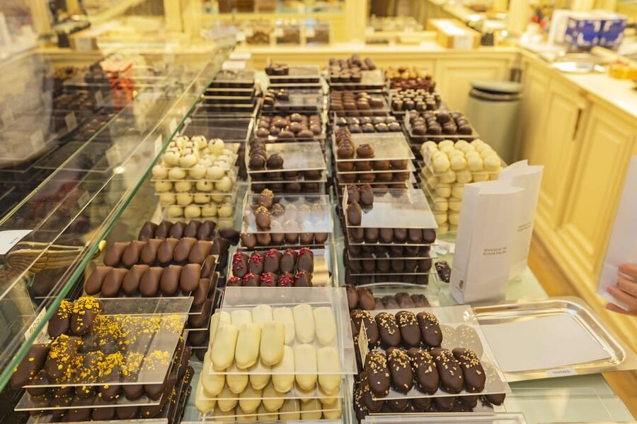 Brussels Food Tour: Main Dish, Beer, Waffle & Chocolate - What the guides add beyond the food