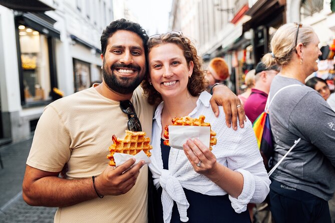 Brussels: Historical Walking Tour with Chocolate & Waffle Tasting - Manneken Pis and the first Belgian taste
