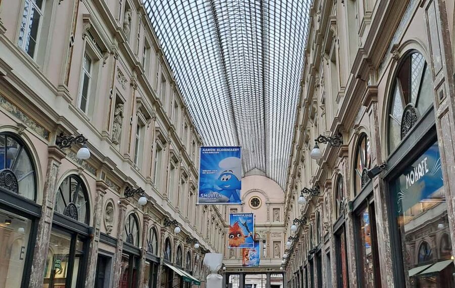Brussels: Walking Food Tour with Chocolate, Beer, & Waffles - Old lanes, the Bourse, and Manneken Pis