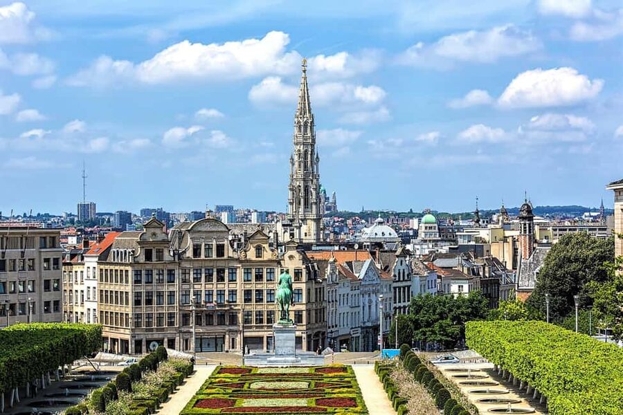 Brussels: Walking Food Tour with Chocolate, Beer, & Waffles - Waffles, chocolate mousse, and the sweet finish