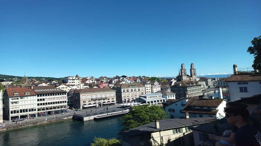 Chocolate, Art, and History walking tour of Zurich - Meeting the guide at Zurich HB