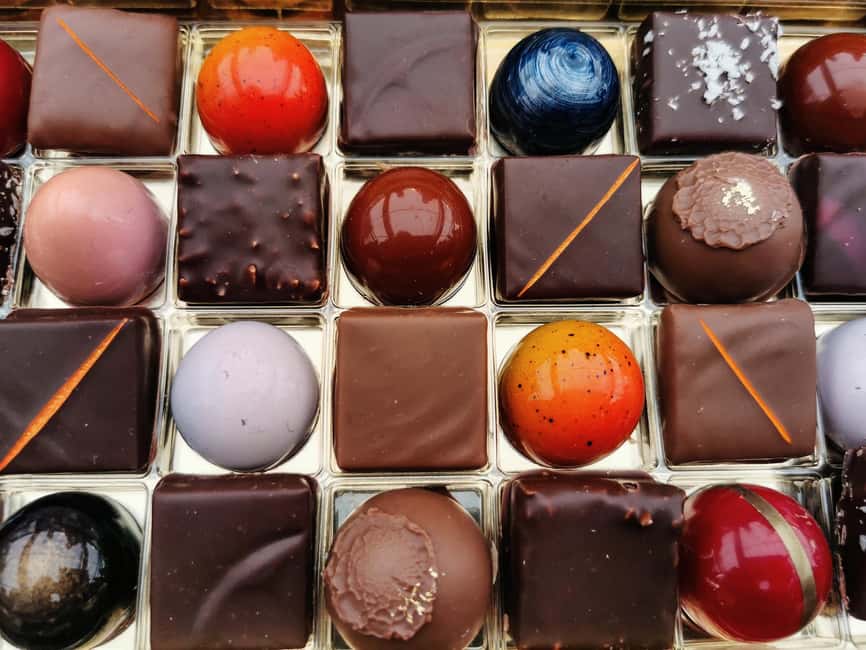 Chocolate Flavors Walking Tour of Geneva - The chocolate shops, from classic to modern