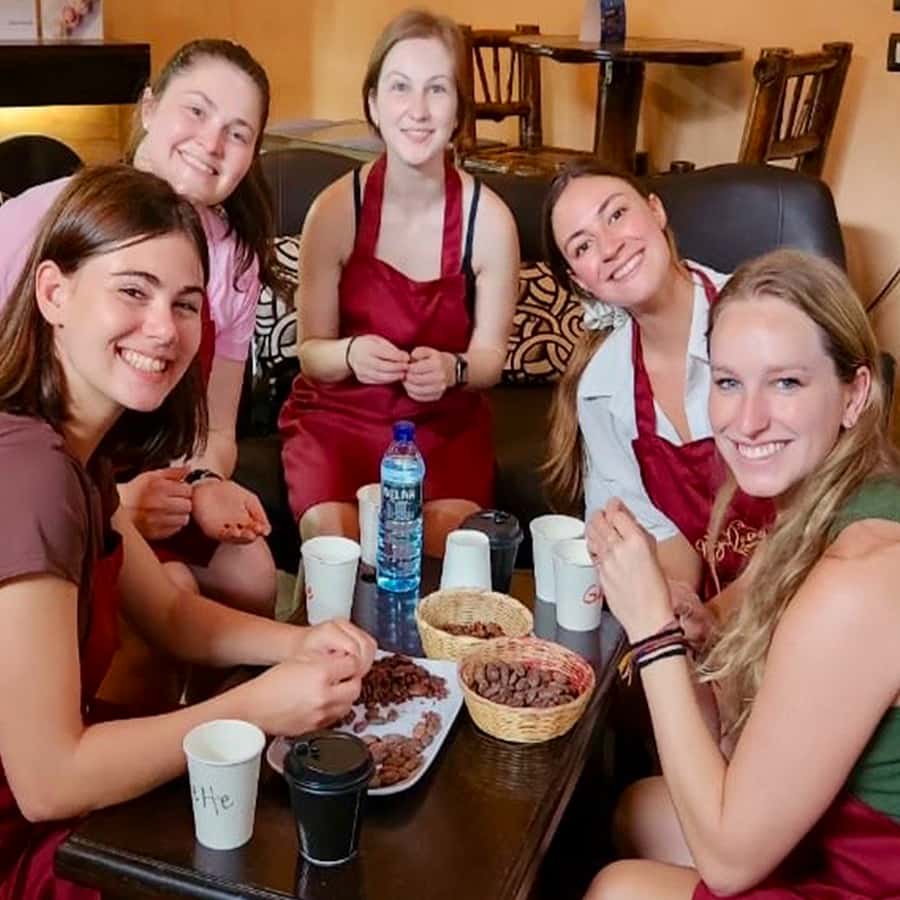 Chocolate workshop; gastronomic experience of cocoa. - Shaping your own chocolate bar