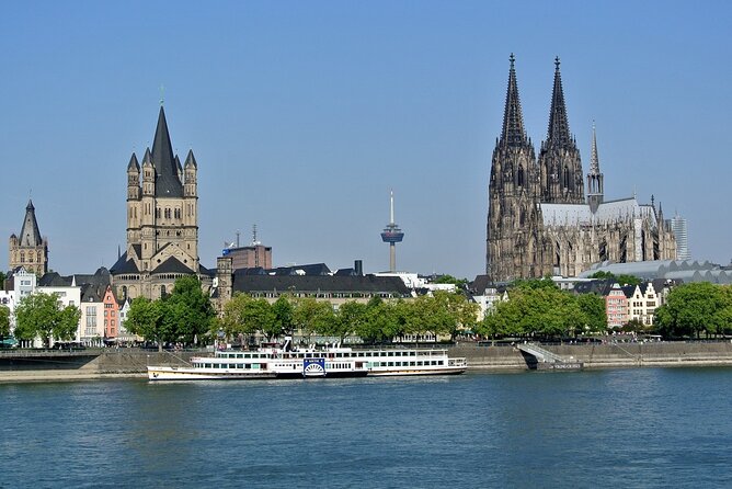 Cologne Private Roundtrip transfer incl. chocolate museum tickets - Cologne Cathedral in a focused 45 minutes