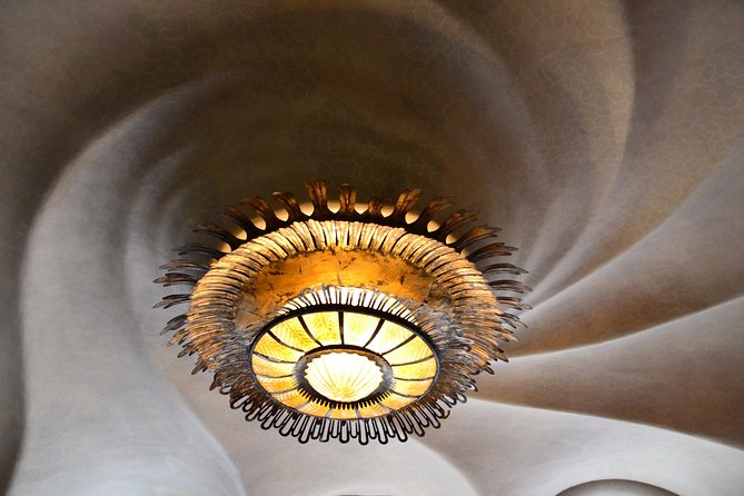 Gaudi's Casa Batlló and La Pedrera with Chocolate Tasting - Guide quality and group size