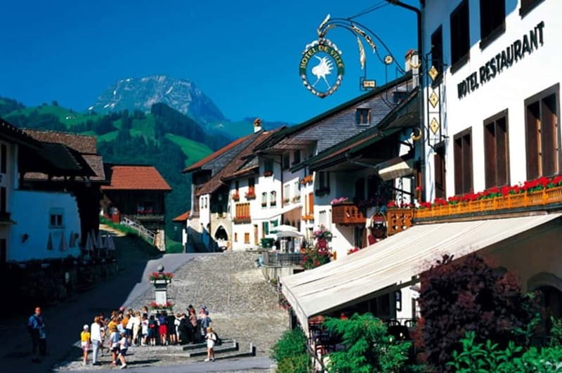 Geneva: Gruyères Tour with Chocolate, Cheese & Golden Train - Fondue at the cheese house