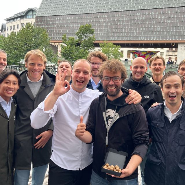 Ghent: Belgian Chocolate Walking Tour with Tastings - Stories between the tasting stops