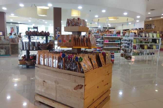 Guided Shopping Tour - Rum tasting, chocolate factory, Cigar factory - Rum tasting and the national drink