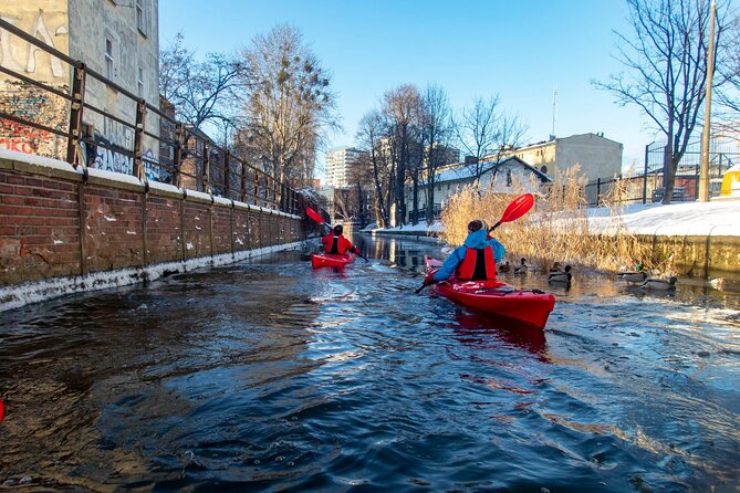 Guided Winter Kayak Tour in Gdańsk & Hot Chocolate Treat - Gdańsk Shipyard and the city’s modern story