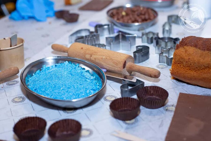 Krakow: Chocolate Workshop - Making pralines with nut filling