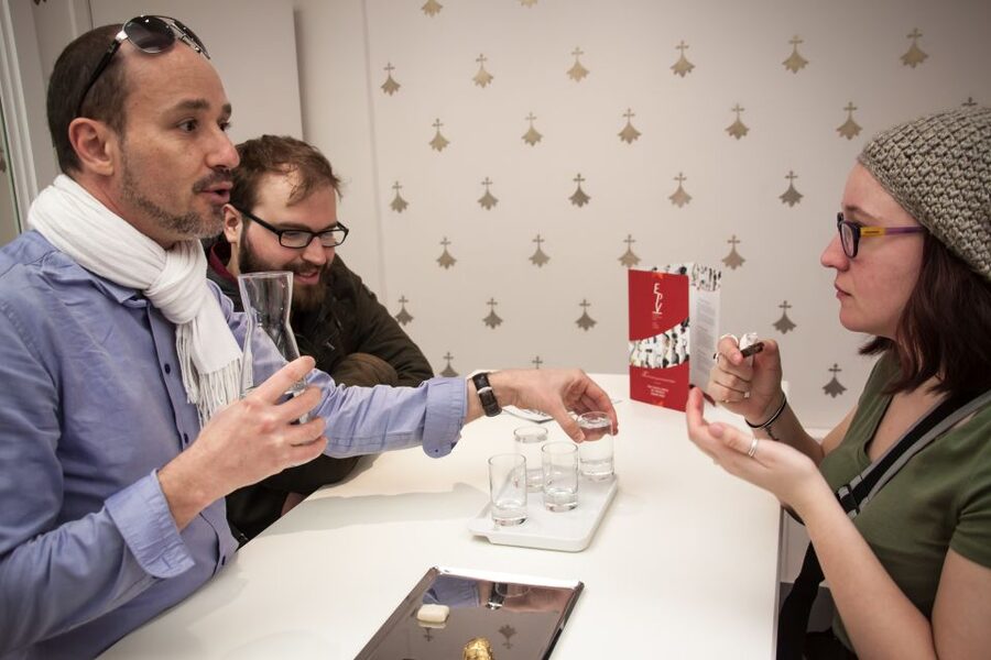 Le Marais: Pastry and Chocolate Food Tour - Tea, absinthe, and 1001 spices