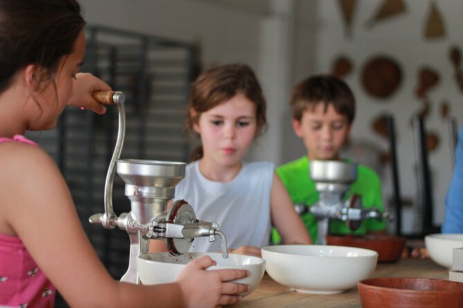 Make Oaxacan-style take-home chocolate - Meeting Tomás and learning through family stories