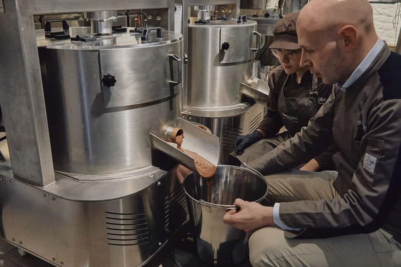 Milan: Enrico Rizzi Chocolate Factory Tour with Tasting - The Peruvian cocoa plantation arrives by screen