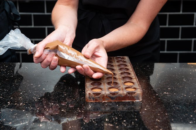 Molded Bonbons Chocolate making class in Paris (collective) - Downstairs production, upstairs tasting