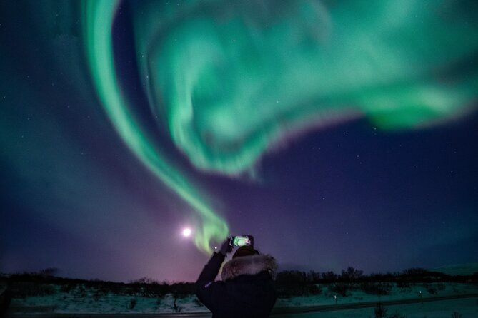 Northern Lights Small-Group Tour with Hot Chocolate & Photos - What the guide can and cannot control