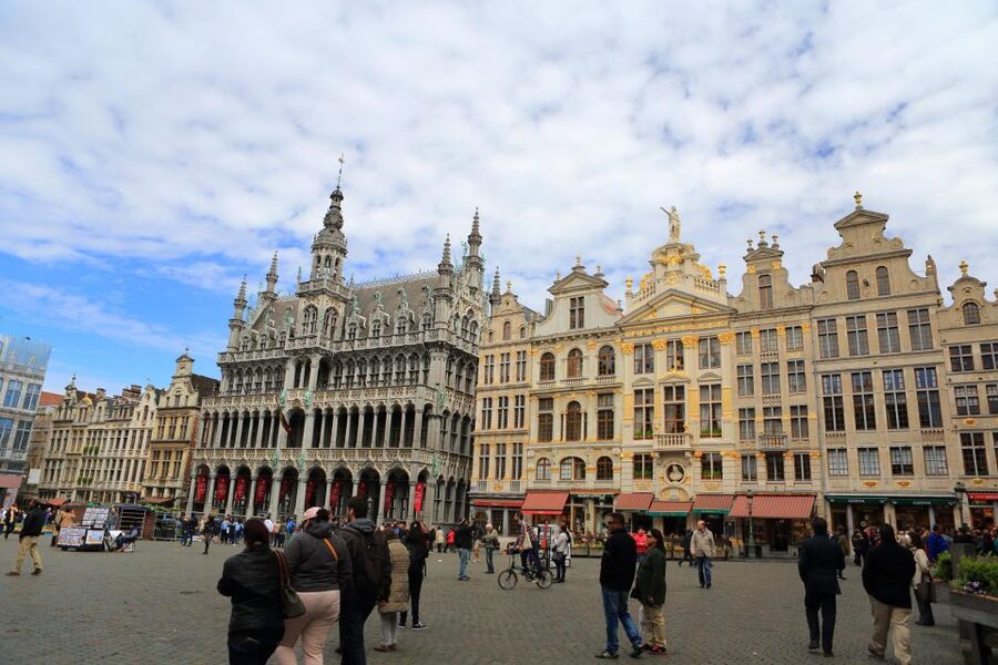 Paris: Brussels and Bruges Tour & Optional Chocolate Tasting - Brussels begins with grand civic architecture