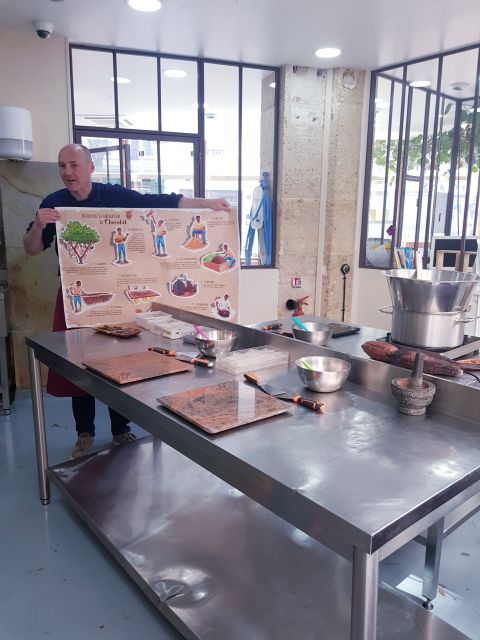 Paris : build your own chocolate bar! - Shaping bars with flavors you choose