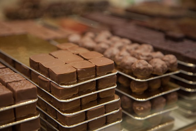 Paris French Sweets Tasting Tour with Pastries and Chocolates - Handling crowds, closed shops, and weather