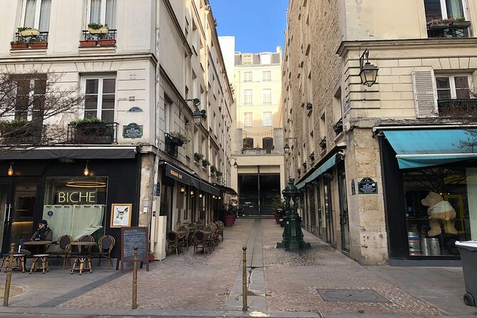 Paris Pastry Tour - Croissants, Macarons & Iconic French Desserts - A seasonal cake at Le Valentin Jouffroy
