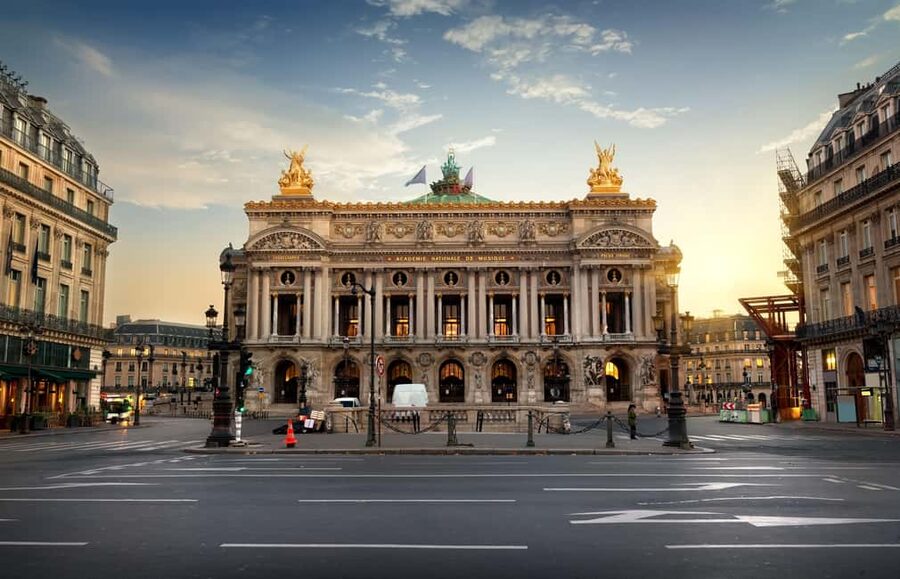 Paris Walk: Opera to Montmartre with Pastry & Chocolate - The guide makes or breaks the experience