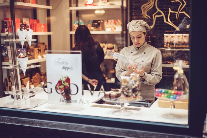 Private Bruges’ Iconic Sites and Chocolate Tasting Tour - Chocolate, waffles, and the pleasures between the monuments