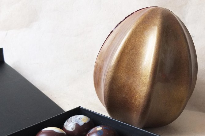 Private Family Chocolate Making Class in Paris - Making the molded chocolate egg or 3D piece