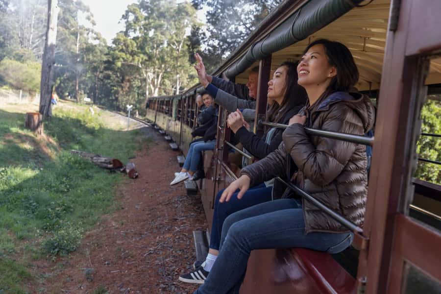 Puffing Billy, Healesville Sanctuary & Chocolatier - Meeting in Melbourne and settling into the coach