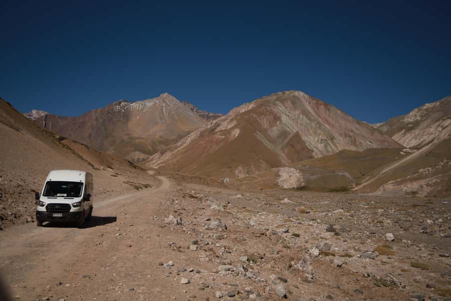 Santiago: Full day Embalse del Yeso, Casa de Chocolate, picnic & Hot Springs - Lunch at a local restaurant