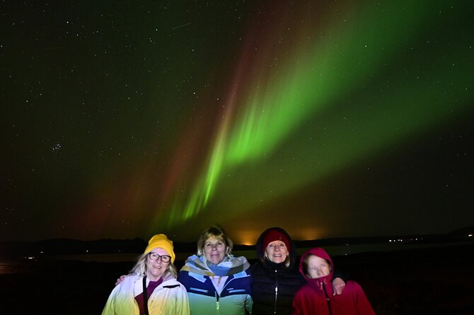 Small-Group Tour: Northern Lights with Photos & Hot Chocolate - Hot chocolate, Icelandic pastries, and a welcome pause