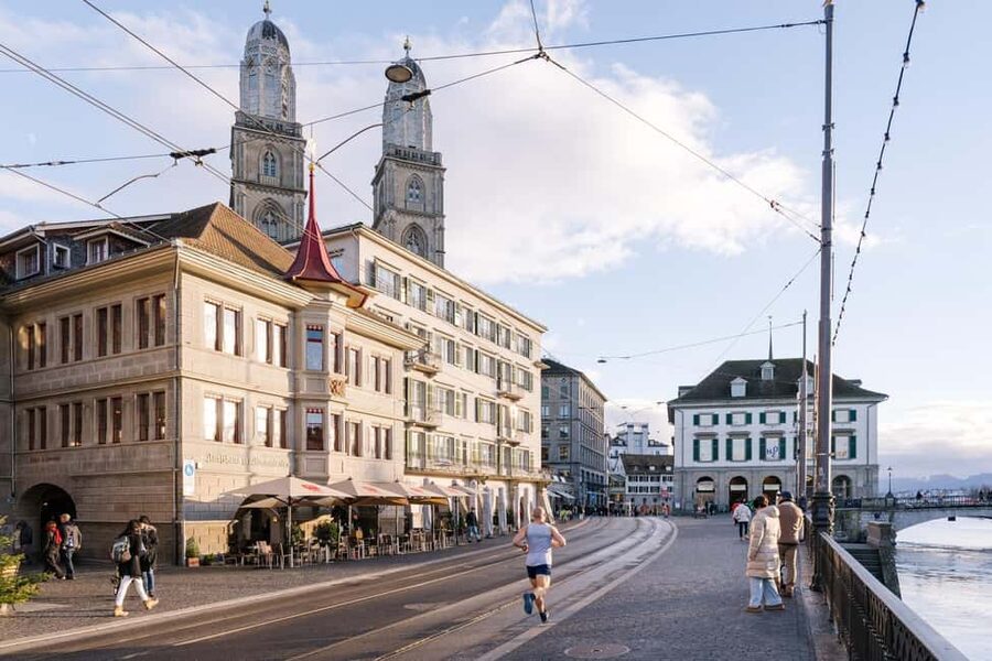 Swiss Experience: Zurich City Tour, Chocolates & Lake Cruise - Three confiseries and the famous Luxemburgerli