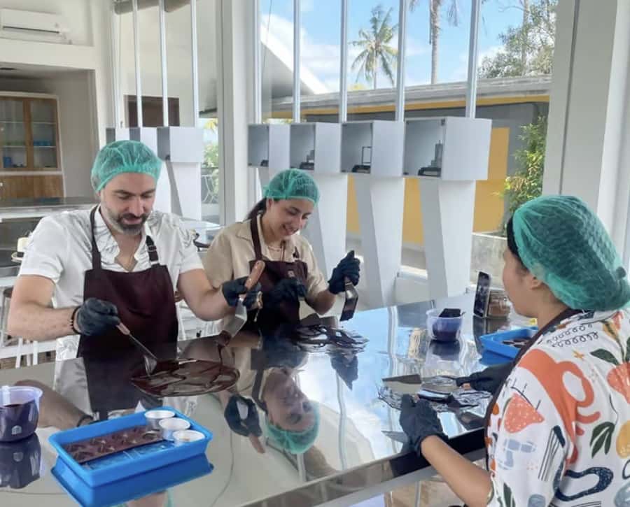 Ubud: Chocolate Workshop, Class & Tasting - Melting, molding, and toppings